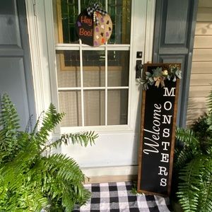 Door hanger with porch leaner